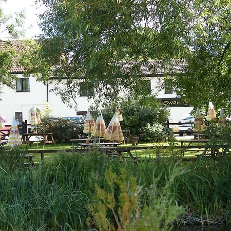 Отель The Swan At Stoford Stapleford  Экстерьер фото