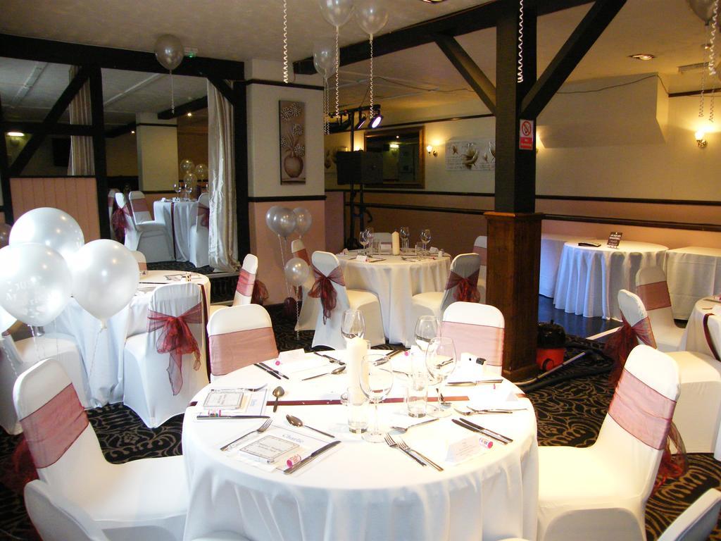Отель The Swan At Stoford Stapleford  Экстерьер фото