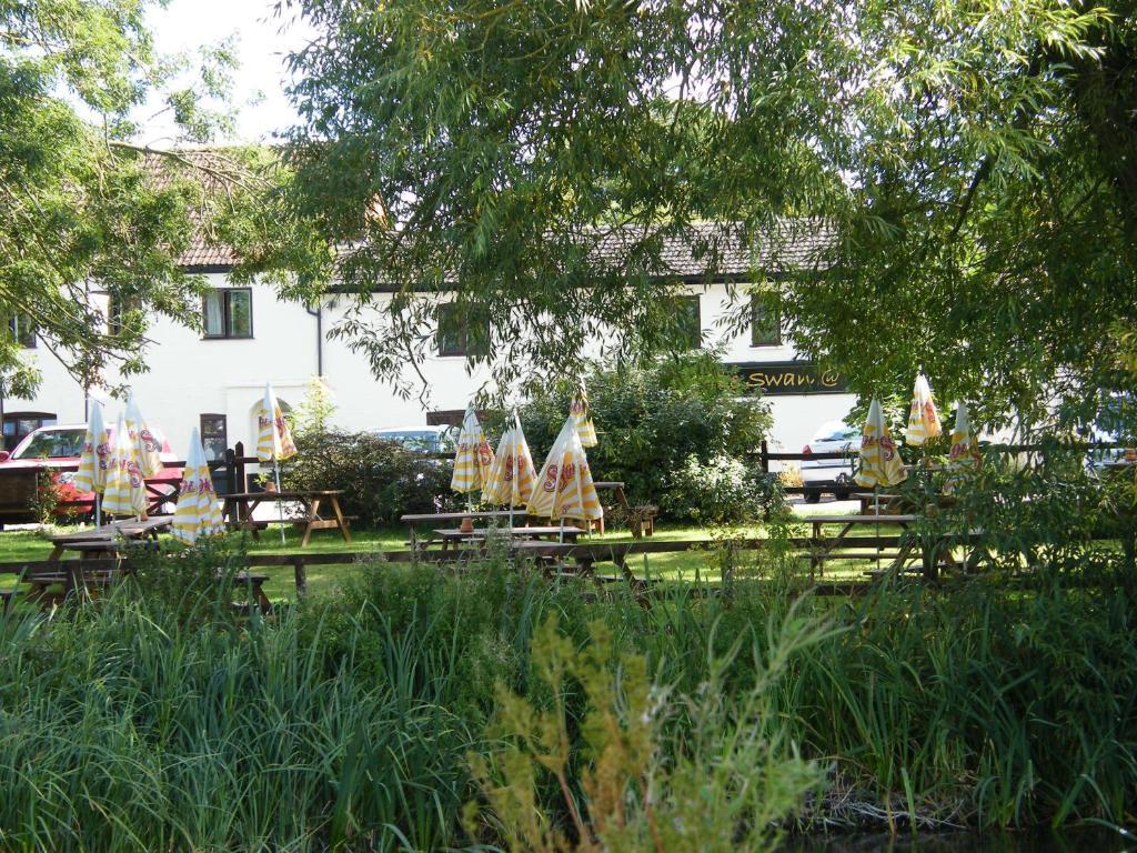 Отель The Swan At Stoford Stapleford  Экстерьер фото
