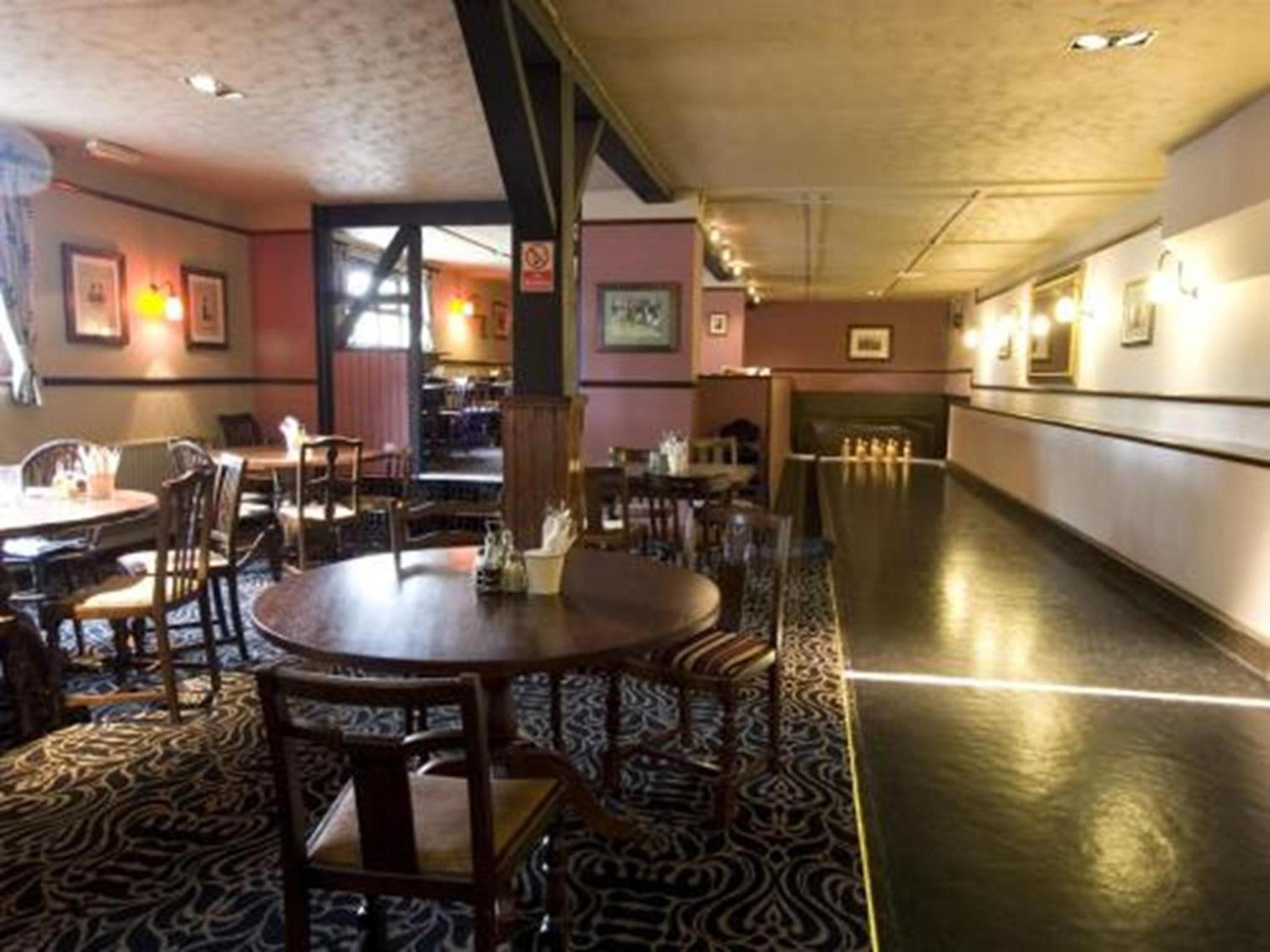 Отель The Swan At Stoford Stapleford  Экстерьер фото